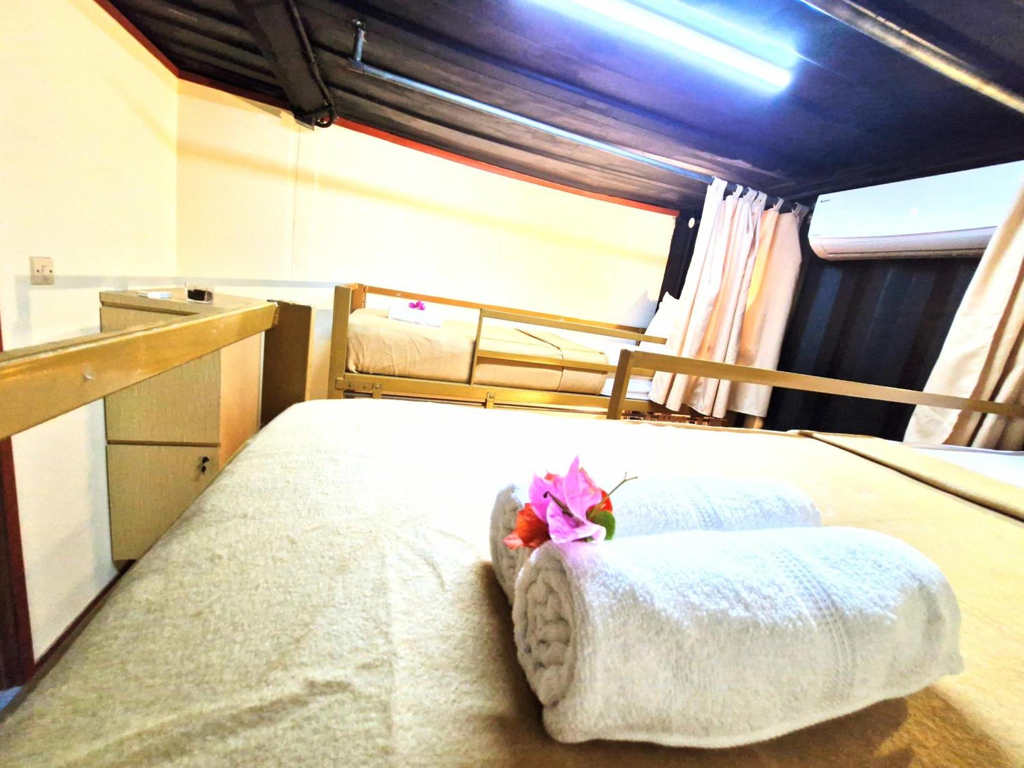 Karcof Container Hostel Senggigi Exteriér fotografie