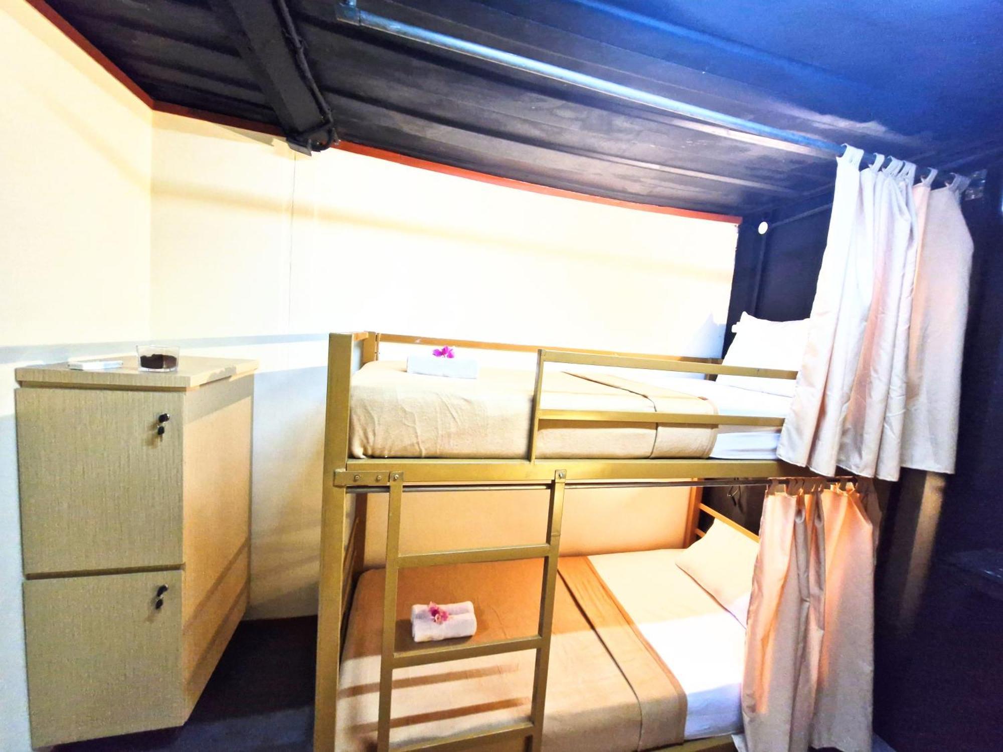 Karcof Container Hostel Senggigi Exteriér fotografie