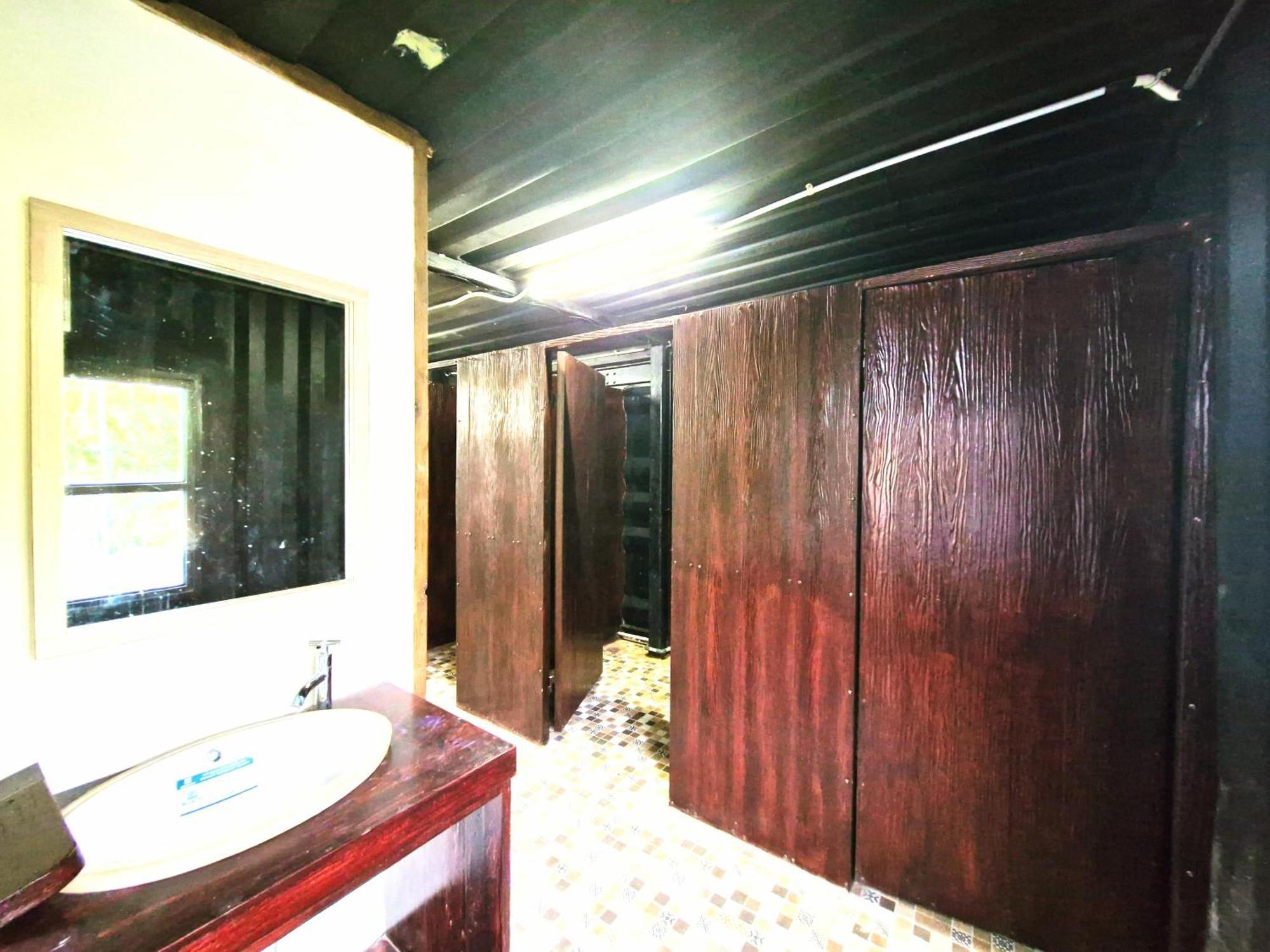 Karcof Container Hostel Senggigi Exteriér fotografie